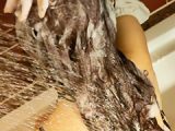 巻き髪ロングヘアキャバ嬢 自宅に帰宅後のオフモードシャンプー